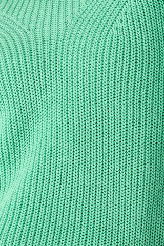 Elissa Tee – Apple | Mia Fratino