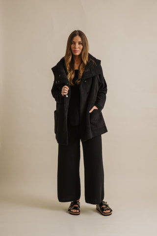 Sherpa Cuddle Gillet in Noir by Talamaya