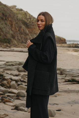 Sherpa Cuddle Gillet in Noir by Talamaya