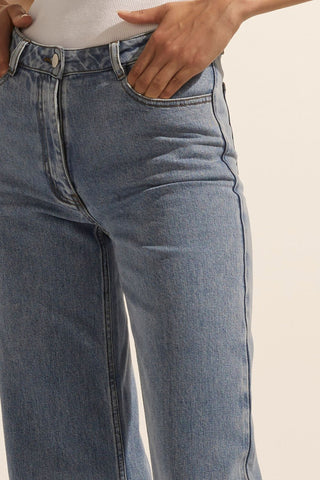 Zoe Kratzmann | Magnet Jean | Washed Denim