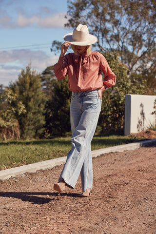 Zoe Kratzmann - Ponder (Trump) Jean - Washed Denim
