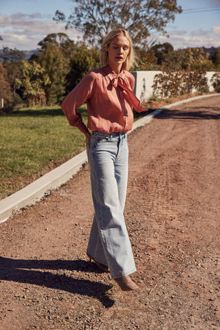 Zoe Kratzmann - Ponder (Trump) Jean - Washed Denim